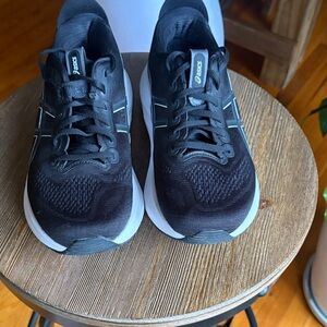 Women’s Black Asics Gel  Kayano 32.  In very  good condition.